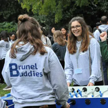 Brunel Buddies student ambassadors playing a game at 廨̳